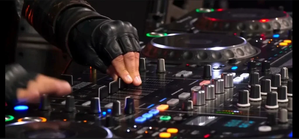 Illustration en gros plan des mains d’un DJ avec des gants noirs sur une console de mixage illuminée.